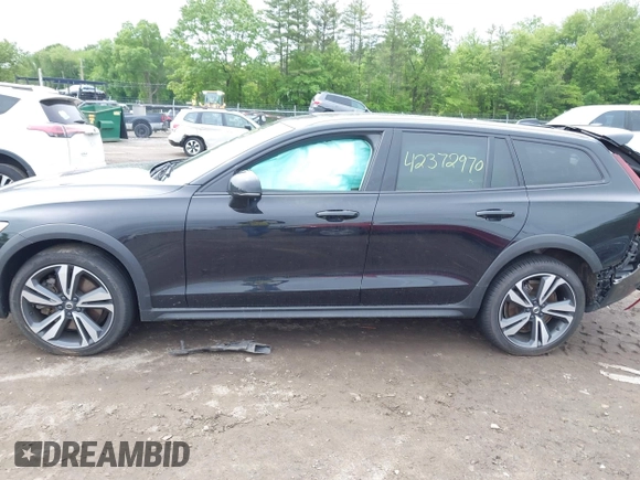 2023 Volvo V60 Plus with VIN YV4L12WY5P2105714, listed as a IAAI auction lot 42372970 with 30,170 mi miles and . Bid and sale history available at DreamBid. Image 14.