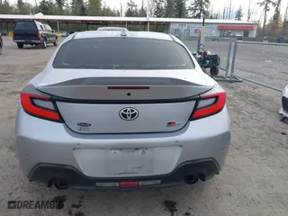 2022 Toyota GR86 Premium with VIN JF1ZNBF1XN8751108, listed as a IAAI auction lot 40700214 with 33,033 mi miles. Bid and sale history available at carsss.com. Image 17.