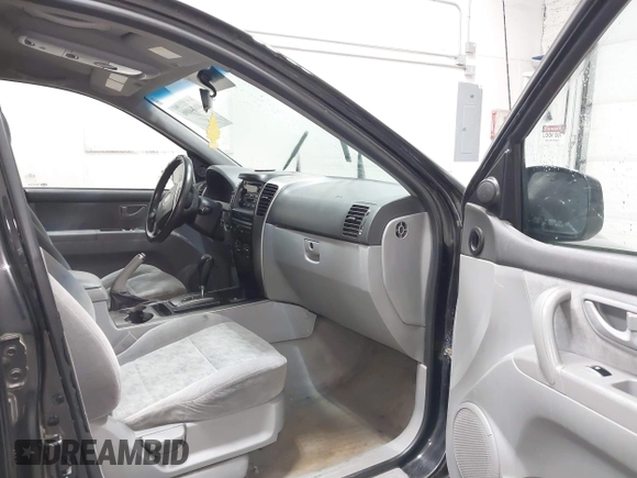 2005 Kia Sorento LX with VIN KNDJD733055384279, listed as a IAAI auction lot 40684096 with 161,624 mi miles. Bid and sale history available at carsss.com. Image 5.