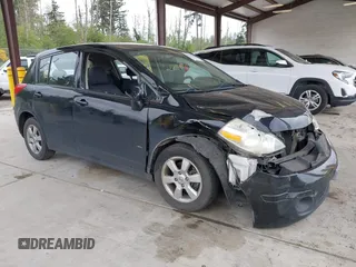 2009 Nissan Versa S z VIN 3N1BC13E89L400873, wystawiony jako IAAI lot #42287283 z przebiegiem 200 557 mil mil oraz . Historia ofert i sprzedaży dostępna na DreamBid. Obrazek 1.