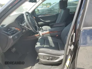 2013 BMW X5 xDrive35i z VIN 5UXZV4C58D0B21356, wystawiony jako Copart lot #54872375 z przebiegiem 113 825 mil mil oraz Szkoda całkowita • Salvage title. Historia ofert i sprzedaży dostępna na DreamBid. Obrazek 7.