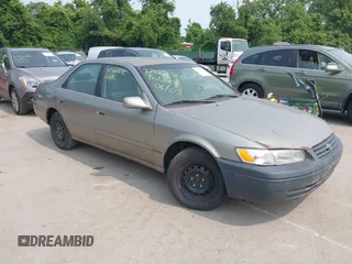 1998 Toyota Camry LE z VIN 4T1BG22K2WU278958, wystawiony jako IAAI lot #42422136 z przebiegiem 272 772 mil mil oraz . Historia ofert i sprzedaży dostępna na DreamBid. Obrazek 1.
