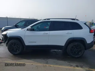 2018 Jeep Cherokee Trailhawk z VIN 1C4PJMBX8JD525945, wystawiony jako IAAI lot #41008604 z przebiegiem 111 086 mil mil oraz . Historia ofert i sprzedaży dostępna na DreamBid. Obrazek 15.