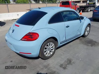 2015 Volkswagen Beetle Fleet Edition z VIN 3VWF17AT6FM639589, wystawiony jako IAAI lot #42538753 z przebiegiem 104 935 mil mil oraz . Historia ofert i sprzedaży dostępna na DreamBid. Obrazek 4.