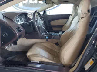 2009 Aston Martin Vantage z VIN SCFBF04CX9GD11858, wystawiony jako Copart lot #53907885 z przebiegiem 87 495 mil mil oraz Szkody całkowita. Historia ofert i sprzedaży dostępna na DreamBid. Obrazek 7.