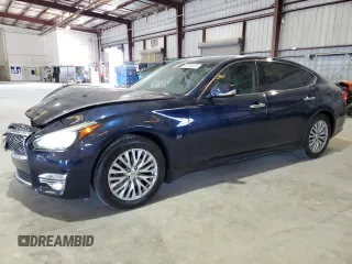 2018 Infiniti Q70 Luxe z VIN JN1BY1PP8JM330329, wystawiony jako Copart lot #57878215 z przebiegiem 126 125 mil mil oraz Nie do naprawy. Historia ofert i sprzedaży dostępna na DreamBid. Obrazek 1.