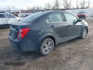 2015 Chevrolet Sonic LT z VIN 1G1JC5SB2F4130329, wystawiony jako IAAI lot #41664224 z przebiegiem 118 566 mil mil oraz . Historia ofert i sprzedaży dostępna na DreamBid. Obrazek 4.