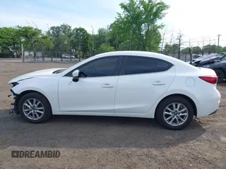 2018 Mazda 3 Sport z VIN 3MZBN1U7XJM197018, wystawiony jako IAAI lot #42229988 z przebiegiem 82 555 mil mil oraz . Historia ofert i sprzedaży dostępna na DreamBid. Obrazek 14.