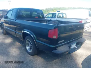 2002 Chevrolet S-10 LS with VIN 1GCCS19W028249908, listed as a IAAI auction lot 42019877 with Not Provided miles. Bid and sale history available at carsss.com. Image 3.