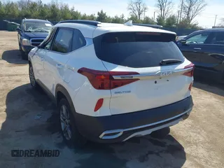 2023 Kia Seltos S z VIN KNDEUCAAXP7394658, wystawiony jako IAAI lot #42051398 z przebiegiem 68 256 mil mil oraz . Historia ofert i sprzedaży dostępna na DreamBid. Obrazek 3.