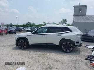 2024 BMW XM z VIN 5YM23CS0XR9U57042, wystawiony jako IAAI lot #42438088 z przebiegiem 2 888 mil mil oraz . Historia ofert i sprzedaży dostępna na DreamBid. Obrazek 15.