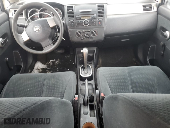 2010 Nissan Versa S z VIN 3N1BC1CP2AL403483, wystawiony jako Copart lot #46394465 z przebiegiem 270 270 mil mil oraz Szkoda całkowita • Salvage title. Historia ofert i sprzedaży dostępna na DreamBid. Obrazek 8.