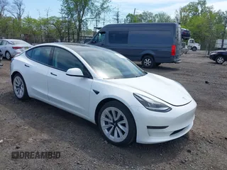 2021 Tesla Model 3 Standard Range Plus z VIN 5YJ3E1EA2MF063761, wystawiony jako IAAI lot #42136423 z przebiegiem 47 942 mil mil oraz . Historia ofert i sprzedaży dostępna na DreamBid. Obrazek 1.