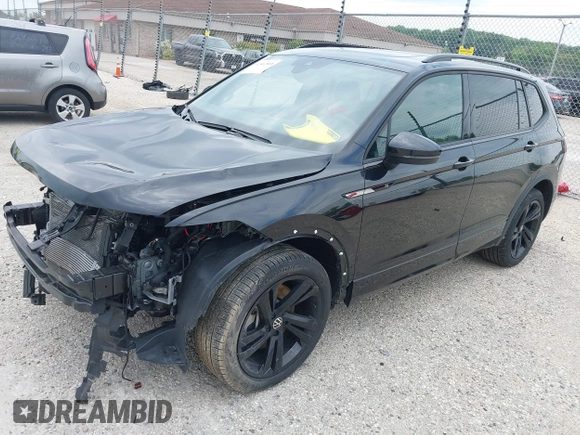 2024 Volkswagen Tiguan SE R-Line Black z VIN 3VV8B7AX2RM019937, wystawiony jako IAAI lot #42462068 z przebiegiem 24 904 mil mil oraz . Historia ofert i sprzedaży dostępna na DreamBid. Obrazek 17.