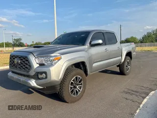 2023 Toyota Tacoma SR z VIN 3TMCZ5AN4PM566647, wystawiony jako Copart lot #60572355 z przebiegiem 43 666 mil mil oraz Czysty tytuł • Clean title. Historia ofert i sprzedaży dostępna na DreamBid. Obrazek 2.