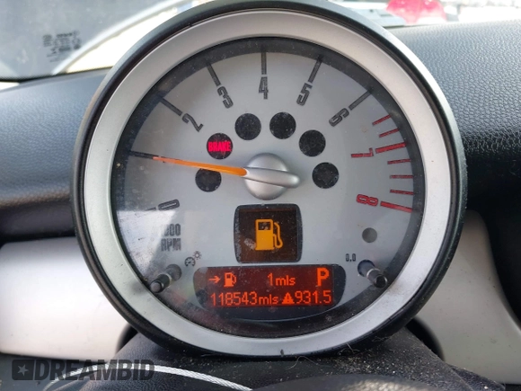 2009 MINI Cooper Hardtop with VIN WMWMF33589TW70400, listed as a IAAI auction lot 42055596 with 118,543 mi miles. Bid and sale history available at carsss.com. Image 7.