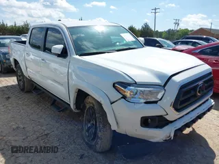 2023 Toyota Tacoma SR5 z VIN 3TMAZ5CN9PM211512, wystawiony jako IAAI lot #41977840 z przebiegiem 31 556 mil mil oraz . Historia ofert i sprzedaży dostępna na DreamBid. Obrazek 1.
