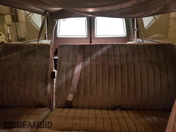 1991 GMC Suburban z VIN 1GKEV16K5MF500359, wystawiony jako Copart lot #81125224 z przebiegiem 177 181 mil mil oraz Czysty tytuł • Clean title. Historia ofert i sprzedaży dostępna na DreamBid. Obrazek 10.