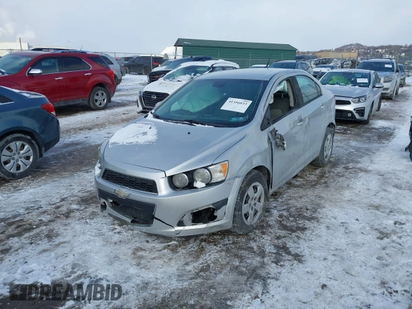 2013 Chevrolet Sonic LS z VIN 1G1JA5SG6D4236927, wystawiony jako IAAI lot #41356033 z przebiegiem 138 000 mil mil oraz . Historia ofert i sprzedaży dostępna na DreamBid. Obrazek 2.