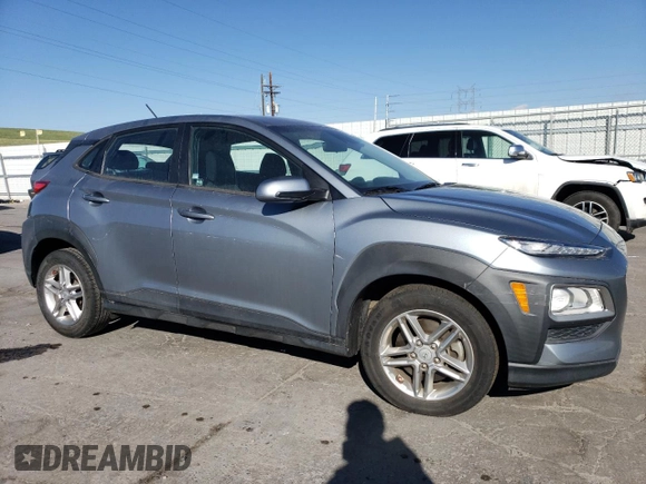 2021 Hyundai Kona SE z VIN KM8K1CAA3MU657559, wystawiony jako Copart lot #55162385 z przebiegiem 77 475 mil mil oraz Nie do naprawy • Non repairable. Historia ofert i sprzedaży dostępna na DreamBid. Obrazek 4.