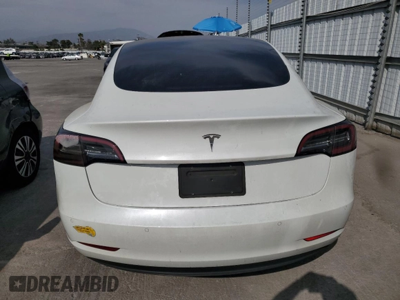 2021 Tesla Model 3 Standard Range Plus z VIN 5YJ3E1EA8MF098935, wystawiony jako Copart lot #53267905 z przebiegiem 116 673 mil mil oraz Szkody całkowita. Historia ofert i sprzedaży dostępna na DreamBid. Obrazek 6.