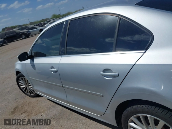 2016 Volkswagen Jetta Sedan 1.8T SEL with VIN 3VWL07AJ0GM330058, listed as a IAAI auction lot 41832211 with 1 mi miles. Bid and sale history available at carsss.com. Image 13.