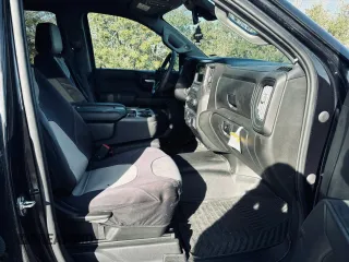 2022 Chevrolet Silverado 1500 Custom with VIN 1GCPABEK7NZ633597, listed as a Copart auction lot 55317005 with 32,531 mi miles and Salvage Title. Bid and sale history available at DreamBid. Image 5.