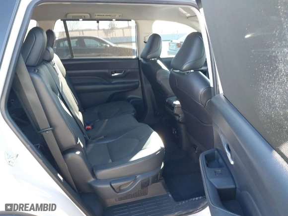 2024 Toyota Grand Highlander Hybrid XLE with VIN 5TDACAB55RS026565, listed as a IAAI auction lot 41574680 with 31,804 mi miles. Bid and sale history available at carsss.com. Image 8.