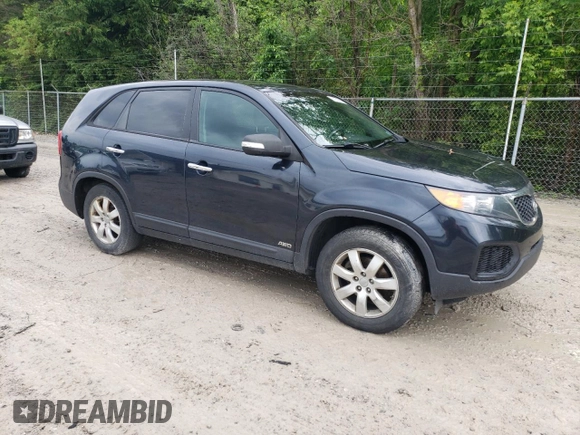 2012 Kia Sorento LX z VIN 5XYKTDA6XCG231139, wystawiony jako Copart lot #60020885 z przebiegiem 228 037 mil mil oraz Czysty tytuł • Clean title. Historia ofert i sprzedaży dostępna na DreamBid. Obrazek 4.