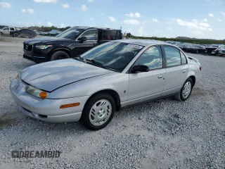 2000 Saturn SL z VIN 1G8ZK5276YZ224500, wystawiony jako Copart lot #45083945 z przebiegiem 130 766 mil mil oraz Szkoda całkowita • Salvage title. Historia ofert i sprzedaży dostępna na DreamBid. Obrazek 1.