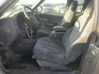 2000 GMC Sonoma SLS z VIN 1GTCS19W3Y8158978, wystawiony jako Copart lot #74180564 z przebiegiem Nie podano mil oraz Szkody całkowita. Historia ofert i sprzedaży dostępna na DreamBid. Obrazek 7.