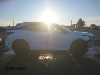 2024 Lexus RX 500h F Sport Performance z VIN 2T2BCMEA1RC012987, wystawiony jako IAAI lot #41365365 z przebiegiem 18 400 mil mil oraz . Historia ofert i sprzedaży dostępna na DreamBid. Obrazek 14.