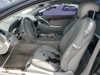 2005 Mercedes-Benz SL 500 z VIN WDBSK75F05F101325, wystawiony jako Copart lot #59639255 z przebiegiem Nie podano mil oraz Czysty tytuł • Clean title. Historia ofert i sprzedaży dostępna na DreamBid. Obrazek 7.