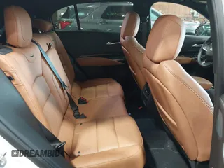 2024 Cadillac XT4 AWD Premium Luxury z VIN 1GYFZDR47RF206465, wystawiony jako IAAI lot #42562562 z przebiegiem 5 951 mil mil oraz . Historia ofert i sprzedaży dostępna na DreamBid. Obrazek 8.