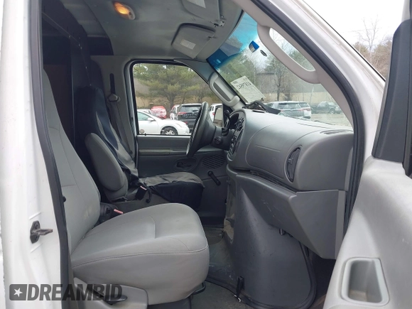 2008 Ford Econoline Cargo Commercial z VIN 1FTNE14WX8DB02132, wystawiony jako IAAI lot #41879542 z przebiegiem 401 784 mil mil oraz . Historia ofert i sprzedaży dostępna na DreamBid. Obrazek 5.