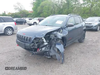 2019 Jeep Cherokee Trailhawk z VIN 1C4PJMBX1KD364100, wystawiony jako IAAI lot #42264518 z przebiegiem 117 020 mil mil oraz . Historia ofert i sprzedaży dostępna na DreamBid. Obrazek 18.