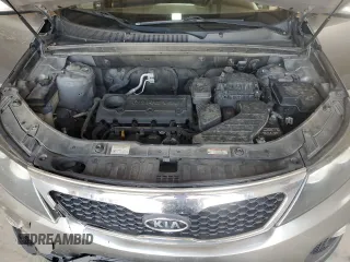 2011 Kia Sorento LX z VIN 5XYKT4A12BG161445, wystawiony jako Copart lot #56348755 z przebiegiem 199 777 mil mil oraz Szkoda całkowita • Salvage title. Historia ofert i sprzedaży dostępna na DreamBid. Obrazek 12.