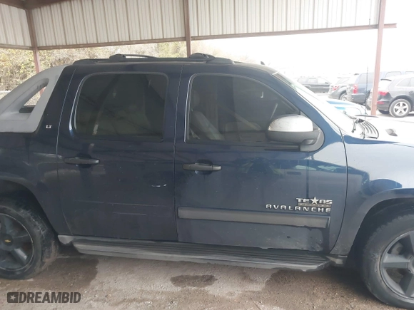 2011 Chevrolet Avalanche LT with VIN 3GNMCFE06BG133808, listed as a IAAI auction lot 41605369 with 304,317 mi miles. Bid and sale history available at carsss.com. Image 13.