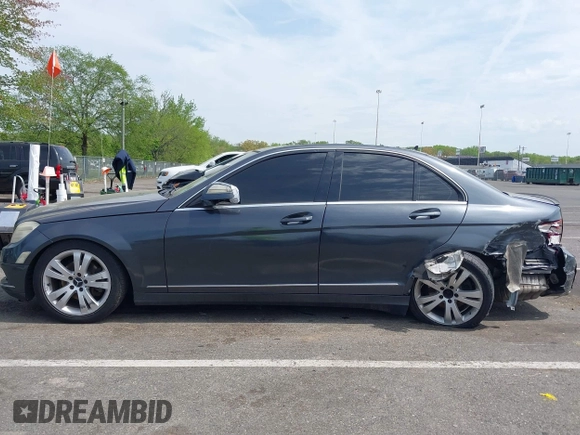 2009 Mercedes-Benz C 300 Sport z VIN WDDGF81X89R061439, wystawiony jako IAAI lot #42177083 z przebiegiem 195 633 mil mil oraz . Historia ofert i sprzedaży dostępna na DreamBid. Obrazek 14.