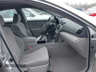 2011 Toyota Camry LE z VIN 4T1BF3EK3BU676288, wystawiony jako IAAI lot #42112366 z przebiegiem 156 066 mil mil oraz . Historia ofert i sprzedaży dostępna na DreamBid. Obrazek 5.