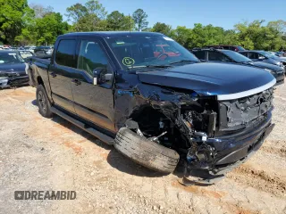 2024 Ford F-150 Lightning Lariat z VIN 1FT6W5L7XRWG09914, wystawiony jako Copart lot #52040985 z przebiegiem 2 588 mil mil oraz Szkoda całkowita • Salvage title. Historia ofert i sprzedaży dostępna na DreamBid. Obrazek 4.