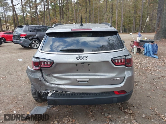 2021 Jeep Compass Altitude z VIN 3C4NJCBB3MT585670, wystawiony jako IAAI lot #40813345 z przebiegiem 59 152 mil mil oraz . Historia ofert i sprzedaży dostępna na DreamBid. Obrazek 16.
