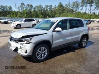 2012 Volkswagen Tiguan SE z VIN WVGAV7AX6CW543053, wystawiony jako Copart lot #53160825 z przebiegiem 167 185 mil mil oraz Szkody całkowita. Historia ofert i sprzedaży dostępna na DreamBid. Obrazek 1.