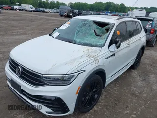 2022 Volkswagen Tiguan SE R-Line Black с VIN 3VV8B7AX8NM006023, выставлен на аукционе IAAI как лот 42258466 с пробегом Не указан миль и . История ставок и продаж доступна на DreamBid. Изображение 6.