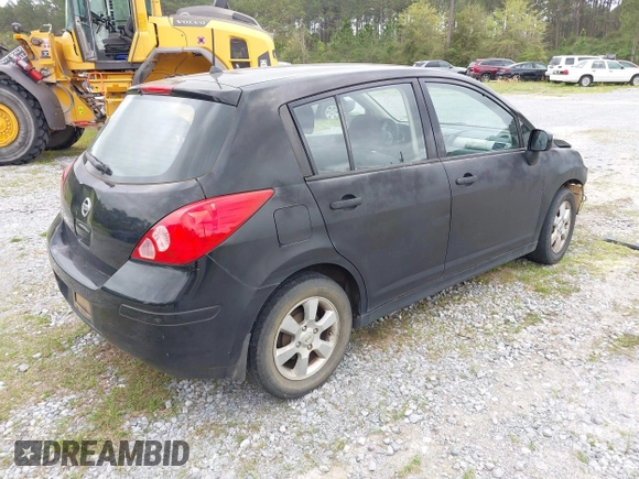 2009 Nissan Versa SL z VIN 3N1BC13E49L488417, wystawiony jako IAAI lot #41943795 z przebiegiem 221 010 mil mil oraz . Historia ofert i sprzedaży dostępna na DreamBid. Obrazek 4.