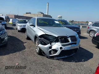 2018 BMW X6 xDrive35i z VIN 5UXKU2C51J0X50507, wystawiony jako IAAI lot #40275236 z przebiegiem 67 523 mil mil oraz . Historia ofert i sprzedaży dostępna na DreamBid. Obrazek 6.