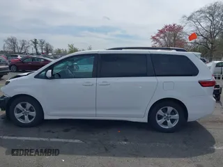 2020 Toyota Sienna LE Auto Access Seat с VIN 5TDKZ3DC3LS043379, выставлен на аукционе IAAI как лот 42103997 с пробегом 46 570 миль миль и . История ставок и продаж доступна на DreamBid. Изображение 14.