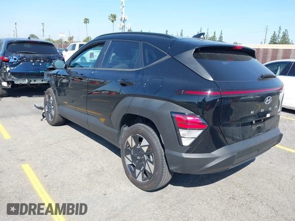 2024 Hyundai Kona SEL z VIN KM8HCCAB6RU059406, wystawiony jako IAAI lot #41969790 z przebiegiem 13 353 mil mil oraz . Historia ofert i sprzedaży dostępna na DreamBid. Obrazek 3.