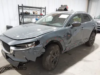 2025 Mazda CX-30 S Carbon Edition z VIN 3MVDMBCM7SM783008, wystawiony jako IAAI lot #42033197 z przebiegiem 5 047 mil mil oraz . Historia ofert i sprzedaży dostępna na DreamBid. Obrazek 17.