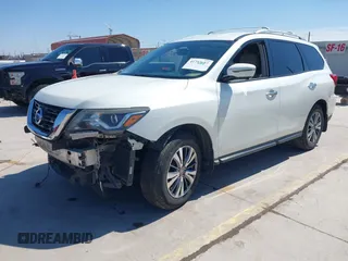 2017 Nissan Pathfinder SV z VIN 5N1DR2MM6HC687085, wystawiony jako IAAI lot #41793687 z przebiegiem 138 842 mil mil oraz . Historia ofert i sprzedaży dostępna na DreamBid. Obrazek 2.